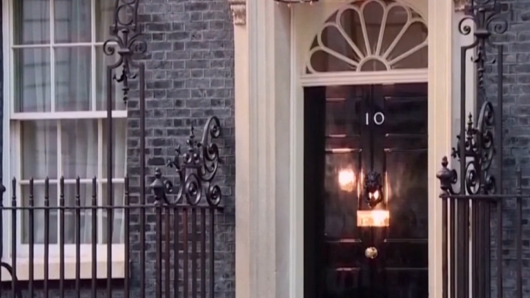 英媒揭英高官手機遭中共滲透 首相訪中惹爭議