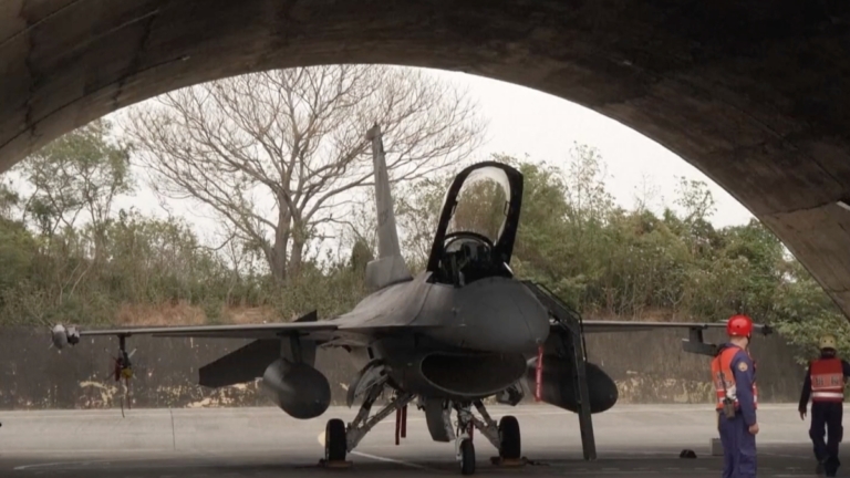 對抗中共軍事壓力 台灣空軍展示F-16快速應變能力