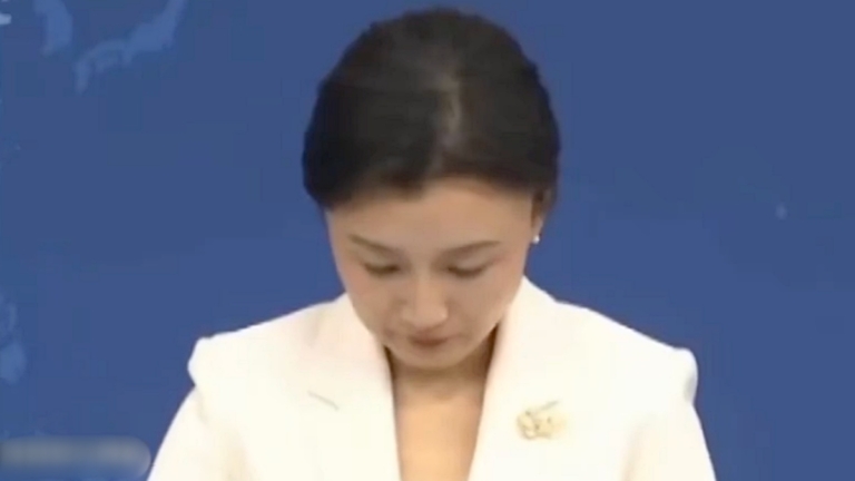 被問張又俠落馬 中共發言人低頭狂翻小本本（視頻）