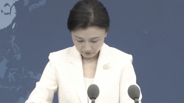 狂翻小本本10秒 國台辦發言人不敢提張又俠名字