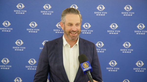 2026年1月27日晚，公司老闆Jeff Myers觀看了神韻新世界藝術團在美國新墨西哥州阿爾伯克基波普喬伊廳（Popejoy Hall）的首場演出。（新唐人電視台）