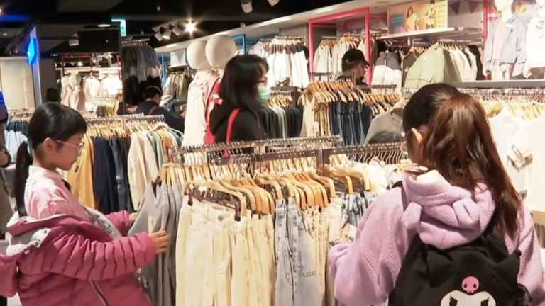 基金會攜台灣服飾店送暖 受助兒少挑新衣過好年
