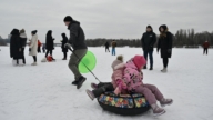 嚴寒天氣席捲中歐 民眾在冰封河面娛樂