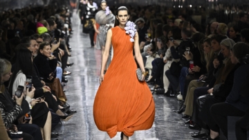 迪奧新設計師時裝首秀 各色花朵爭豔