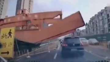 【短訊】武漢地鐵工地龍門吊倒塌 砸中汽車1死1傷