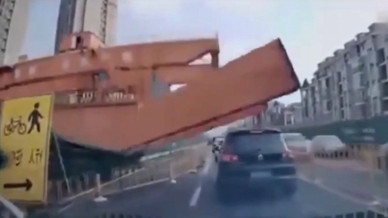 【短訊】武漢地鐵工地龍門吊倒塌 砸中汽車1死1傷