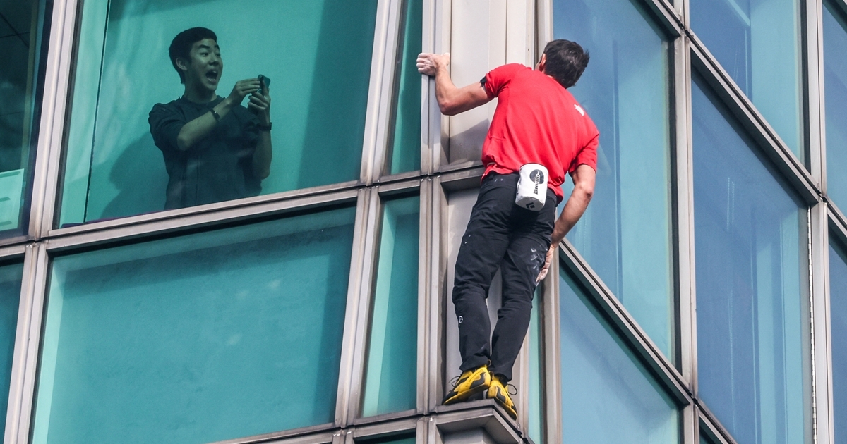 亞歷克斯徒手攀爬台北101全程直播震撼世界