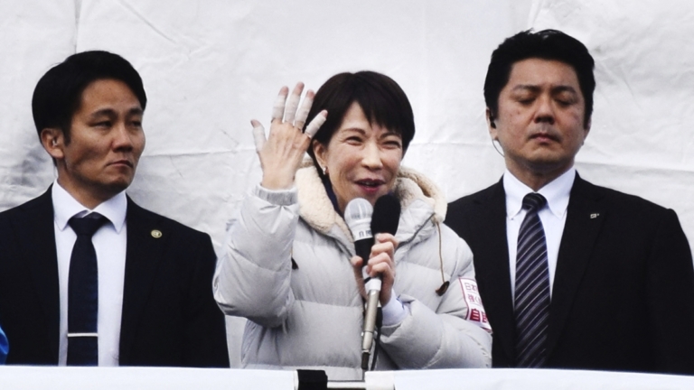 握手太熱情掛彩 高市帶傷上陣 自民黨選情看漲