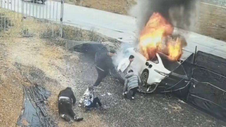 中國電動車又出事 1分鐘起火 車門打不開（視頻）
