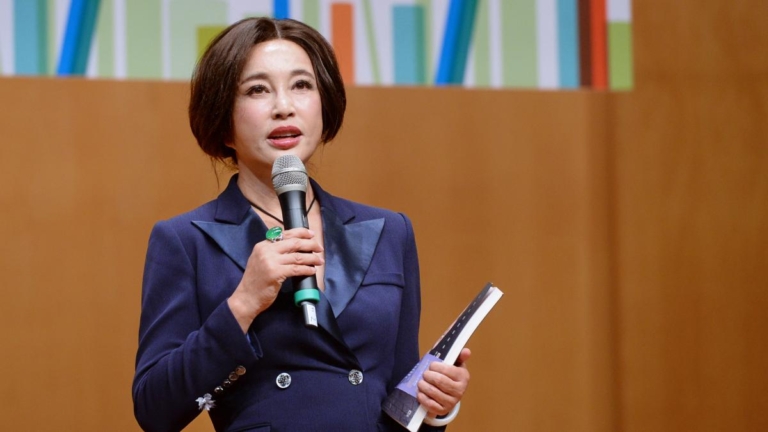 劉曉慶直播寫毛筆字 作品售賣價格引熱議