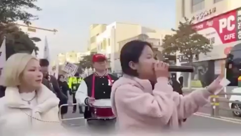 韓國人對中國遊客大喊：共產黨禍害中國！（視頻）
