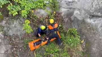 南迴公路轎車撞橋墩 騰空翻滾 掉落山谷駕駛重傷