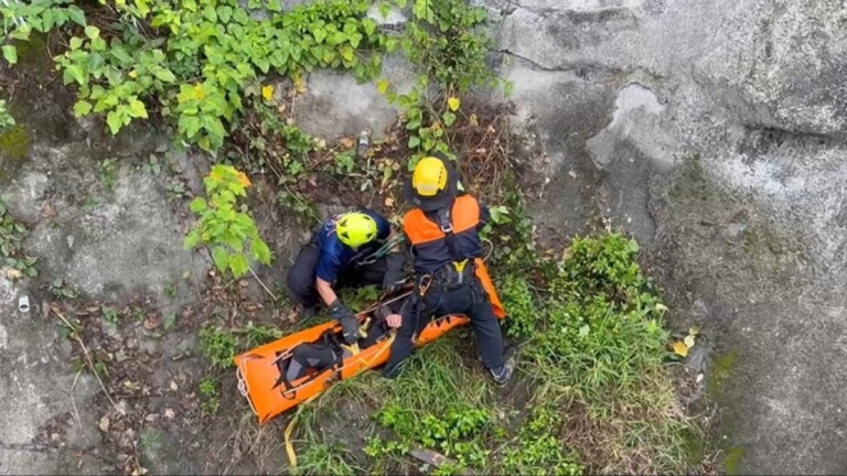 南迴公路轎車撞橋墩 騰空翻滾 掉落山谷駕駛重傷