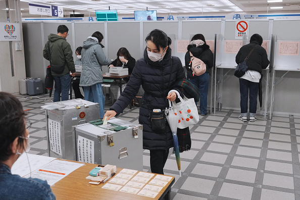 日本海沿岸現大雪警報 東京選民冒雪赴投票所（組圖）