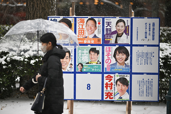 日本海沿岸現大雪警報 東京選民冒雪赴投票所（組圖）