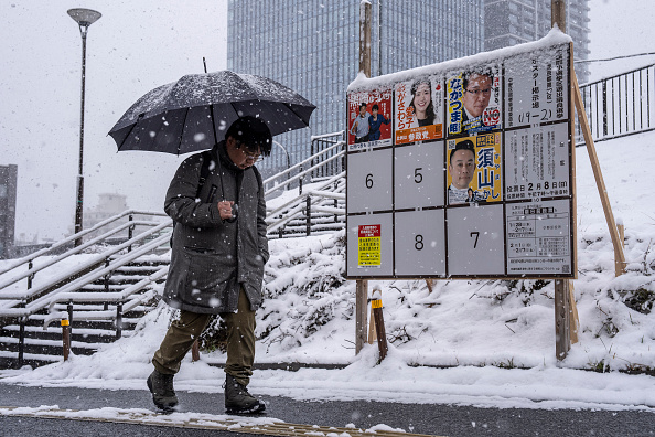 日本海沿岸現大雪警報 東京選民冒雪赴投票所（組圖）