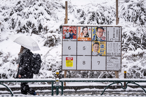 日本海沿岸現大雪警報 東京選民冒雪赴投票所（組圖）