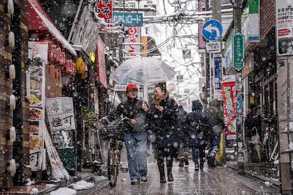 日本海沿岸現大雪警報 東京選民冒雪赴投票所（組圖）