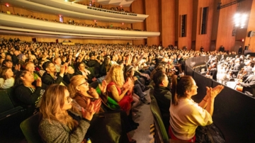 神韵长滩爆满加座 主流盛赞演出“如梦似幻”