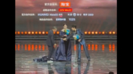 颁奖礼插曲 大佬抬脚连踢杨幂裙摆影片火了（视频）