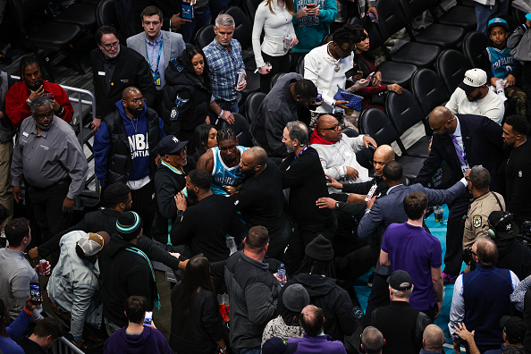 NBA火爆大亂鬥 黃蜂、活塞打群架5人遭驅逐(視頻)