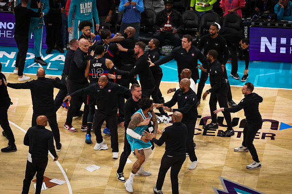 NBA火爆大亂鬥 黃蜂、活塞打群架5人遭驅逐(視頻)