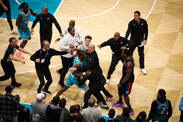 NBA火爆大亂鬥 黃蜂、活塞打群架5人遭驅逐(視頻)