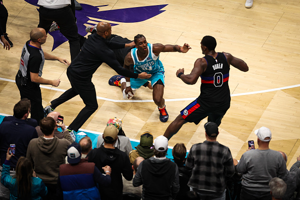NBA火爆大亂鬥 黃蜂、活塞打群架5人遭驅逐(視頻)