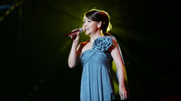 辛曉琪雲頂開唱 思念亡友淚崩 耳環連掉2次