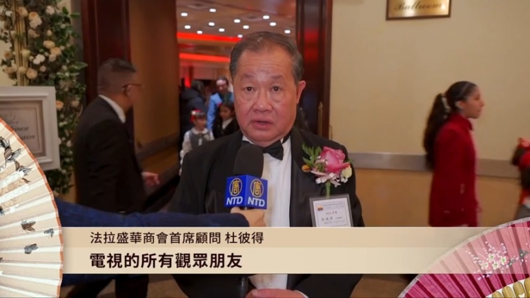 法拉盛華商會首席顧問杜彼得向觀眾拜年