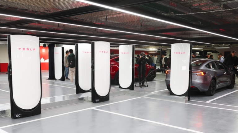 特斯拉全台最大V4超充站 美國車零關稅？買氣觀望