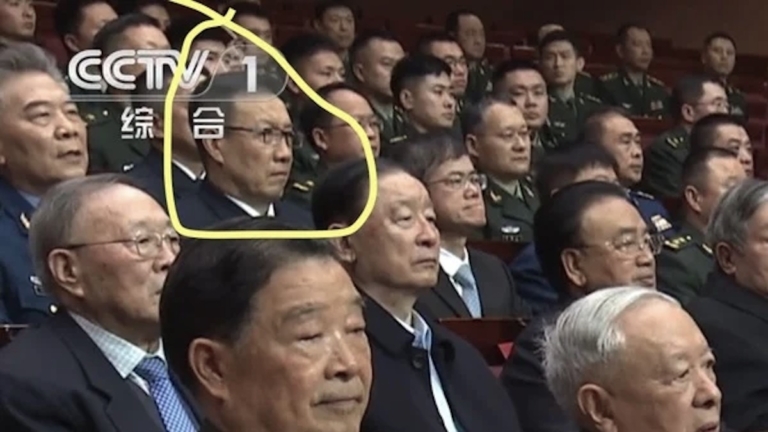 董軍在習背後表情難看 黨媒聯手對習高級黑