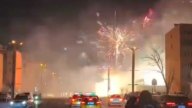年關將至 遼寧鞭炮攤突起火 空中煙花齊放（視頻）