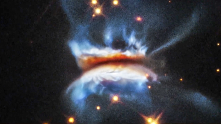 哈伯捕捉到三明治型恆星 或揭開行星誕生奧祕