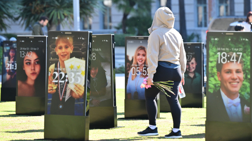 網絡藏致命風險 全球父母含淚立「手機墓碑」