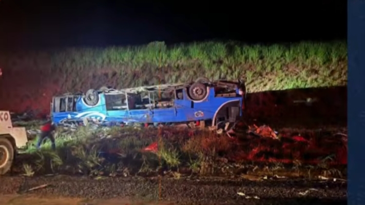 巴西巴士爆胎失控 車頂嚴重變型釀6死46傷
