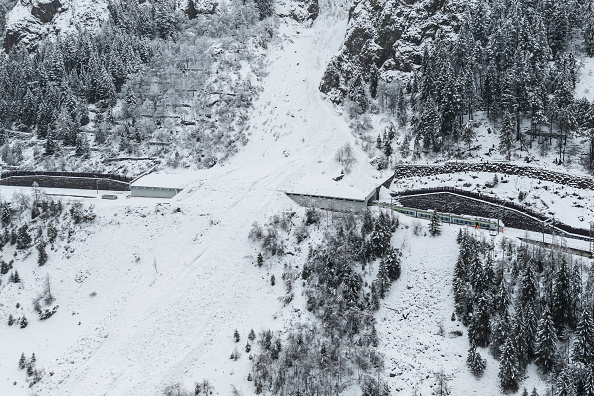 瑞士雪崩火車脫軌 警方證實5人傷、疏散逾20人