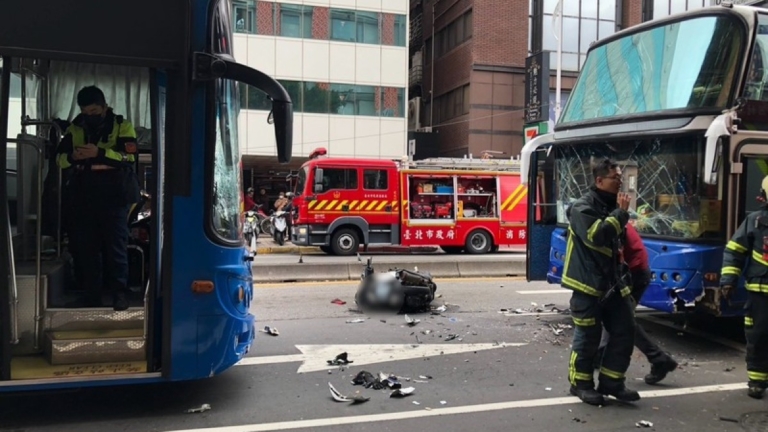 疑身體不適 北市遊覽車駕駛逆向撞機車釀3傷