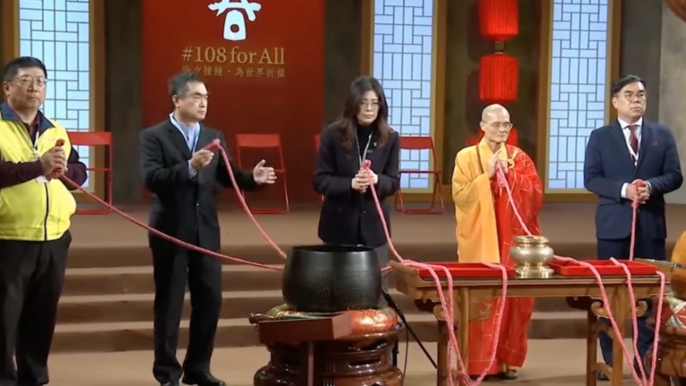 國民黨主席鄭麗文除夕祈福現異常 神色慌張（視頻）
