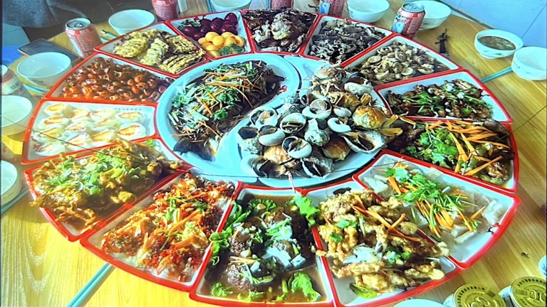 中國年輕人拼桌吃年夜飯 圖省錢也為不孤單
