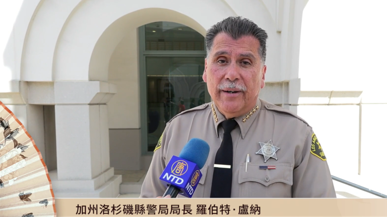 加州洛杉磯縣警局局長Robert Luna向觀眾拜年