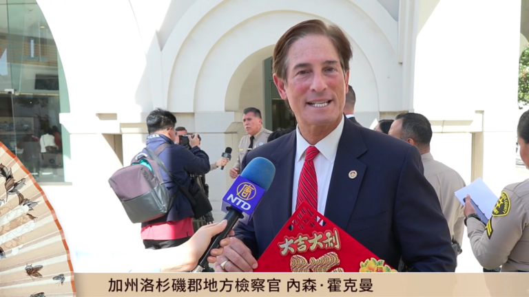 加州洛杉磯縣地區檢察官Nathan Hochman向觀眾拜年