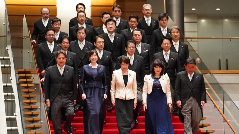 小泉進次郎一個下蹲火了 替首相整理裙擺被讚（視頻）