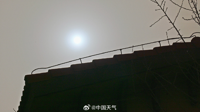 近半個中國遭沙塵暴襲擊 北京驚現「藍太陽」（視頻）