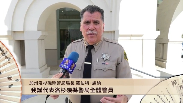 加州洛杉磯縣警局局長Robert Luna向觀眾拜年