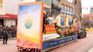 纽约新年游行盛大登场 法轮功队伍亮眼