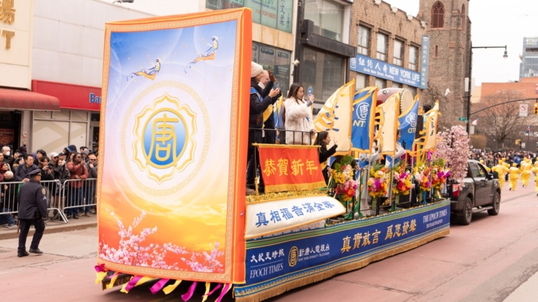 【組圖】紐約新年遊行盛大登場 法輪功隊伍亮眼