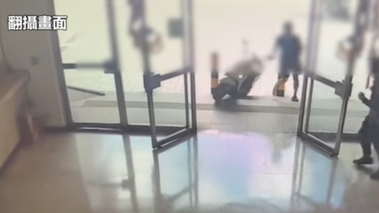 騎機車衝基市警局卡階梯 男精神恍惚拒毒篩