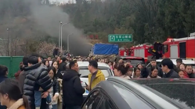 京昆高速隧道突發意外 民眾棄車集體大逃亡（視頻）