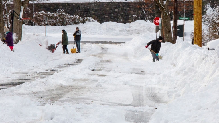 先鏟雪還是先灑鹽？ 選對順序路面清得更乾淨